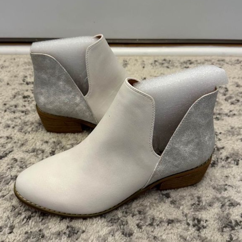 NEW Corkys Boutique Wayland Bootie / Ankle Boot - White Stars Size 9